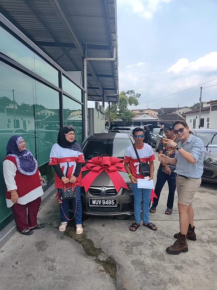 Penyerahan Proton Persona 1.6 (M) 2011 kepada Cik Roma